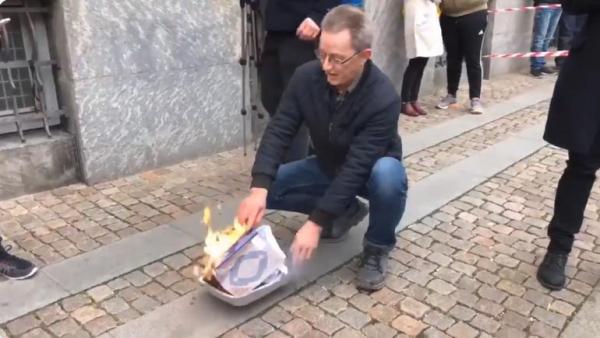 رئيس حزب دنماركي يحرق نسخ من القرآن الكريم أمام مصلين وهذا أول رد فعل من بلد اسلامي