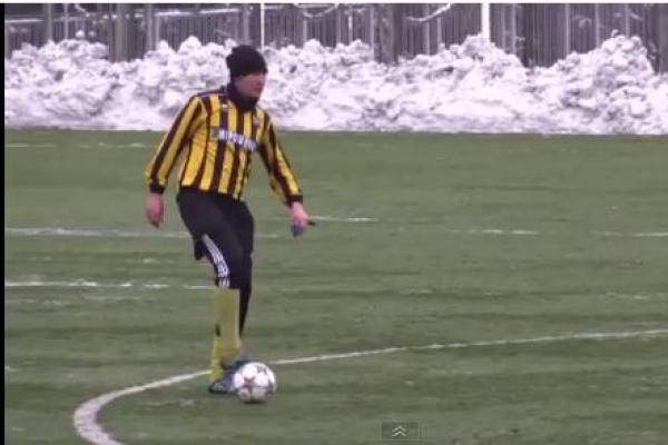 بالفيديو: لاعب كرة قدم يردّ على هاتفه خلال المباراة