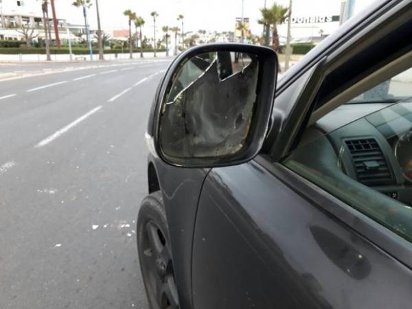 مجهولون يعتدون على “بوزبال” و يكسرون زجاج سيارته في عين الذئاب (صور)