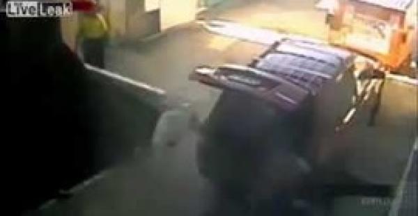 بالفيديو.. سرعة بديهة فتاة تنقذها من الموت أسفل شاحنة ضخمة