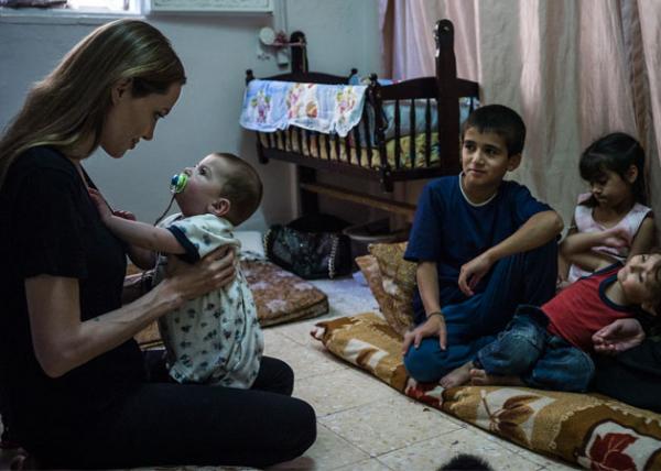 الممثلان أنجلينا جولي و براد بيت يفكران في تبني طفل سوري