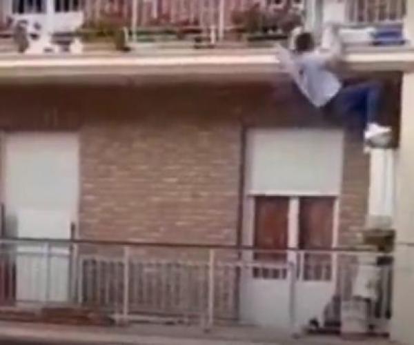 بالفيديو... شاب ينقذ عجوزا قبل سقوطها من شرفة منزلها بثوان