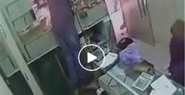 بالفيديو.. لحظة سرقة امرأة لمحل ذهب بخدعة ماكرة