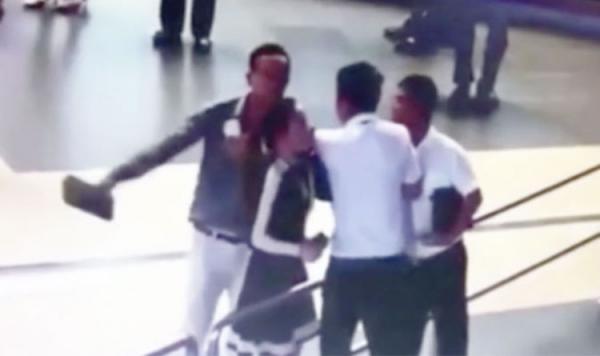 بالفيديو: موظفة مطار تتعرض للضرب من مسافرين تأخرا عن رحلتهما