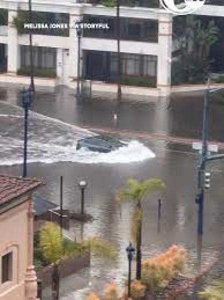 سيارة تسلا الكهربائية تعبر طريقا غارقا بمياه الفيضانات(فيديو)