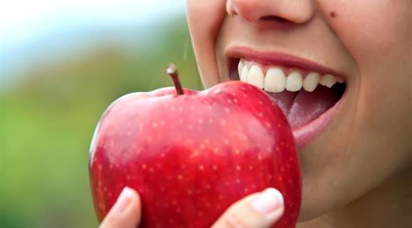 ما التغذية المفيدة للأسنان والفم؟