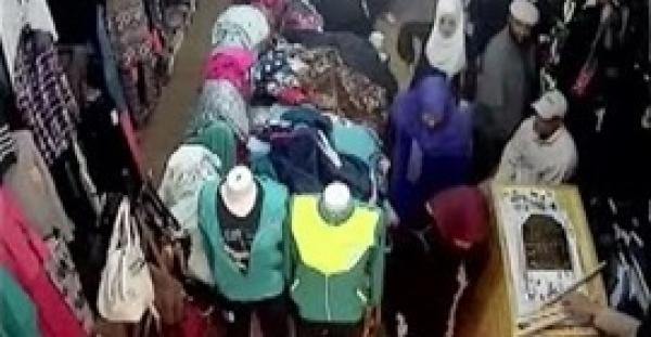 بالفيديو.. امرأة تسرق محلًا وتخفي المسروقات بمكان غريب أسفل ملابسها
