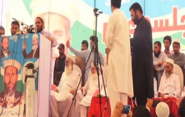 لحظة انهيار منصة خلال مؤتمر انتخابي في باكستان (فيديو)