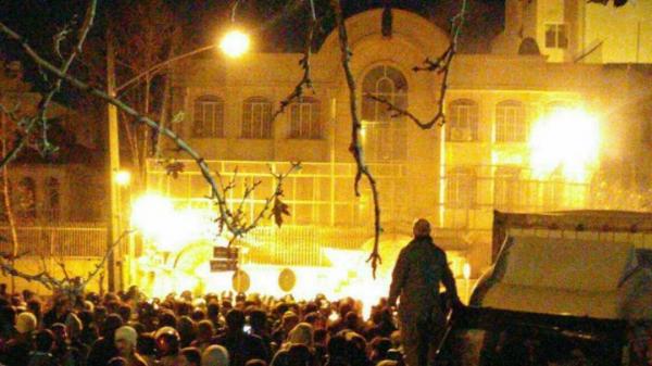 متظاهرون يقتحمون مقر السفارة السعودية في طهران و يضرمون النار في أركانها