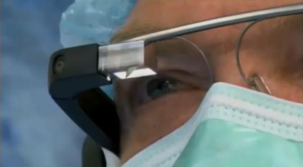 طبيب أميركي يجري عملية جراحية بنظارة "جوجل"