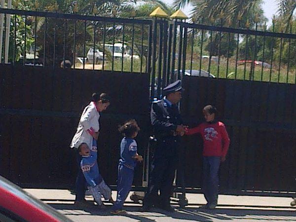 مشهد مؤلم: 4 أطفال بلا مأوى يطلبون من شرطي إلحاقهم بوالديهم المعتقلين