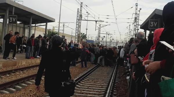 عاجل : شجار بين مستخدمين بقطارات " لخليع " يشل الحركة والمسافرون يحتلون السكة احتجاجا على التأخر