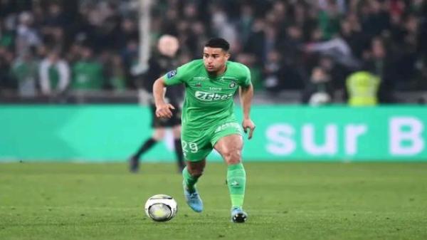 المغربي أيمن موفق يمدد عقده مع سانت إتيان