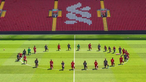لاعبو "ليفربول" يعبرون عن تضامنهم مع "فلويد" داخل الملعب