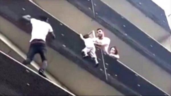نجاة رضيع من الموت بأعجوبة بعد سقوطه من الشرفة على الرصيف (فيديو)