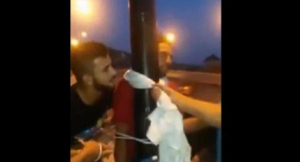 حقيقة فيديو اعتداء شباب مغاربة على شاب يدخن بعد آذان الفجر في رمضان (الفيديو)