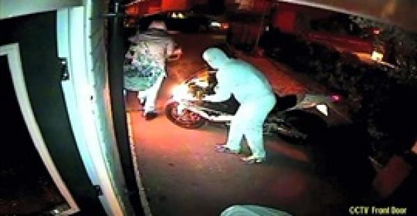 بالفيديو والصور.. 3 ملثمين يستولون على سيارة ودراجة نارية تحت تهديد السلاح