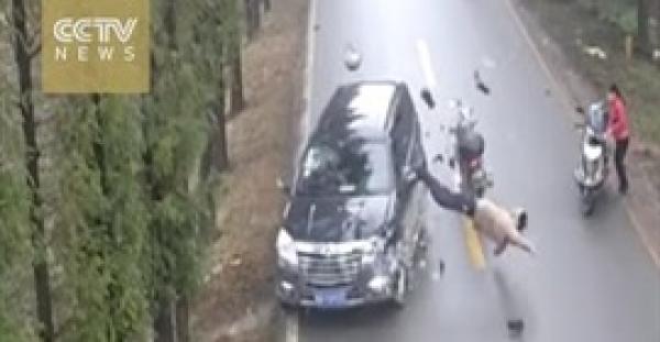 بالفيديو.. لقطات مروعة لرجل يفقد سيطرته على الدراجة ويصطدم بعربة
