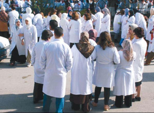 بعد الأطباء...الممرضون يصعدون في مواجهة وزارة "الدكالي"