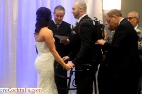 بالفيديو: عريس مشلول يسير في حفل زفافه