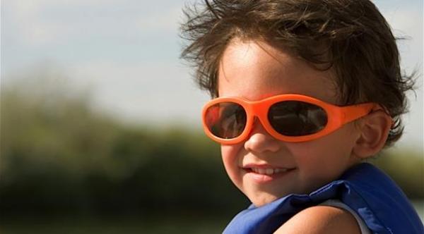 النظارة الشمسية ضرورية  لحماية عيونه من الالتهابات والحساسية النظارة في الربيع