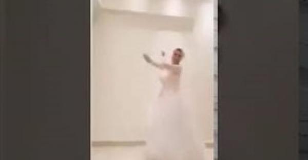 بالفيديو.. رقصة مجنونة لعروس يوم زفافها