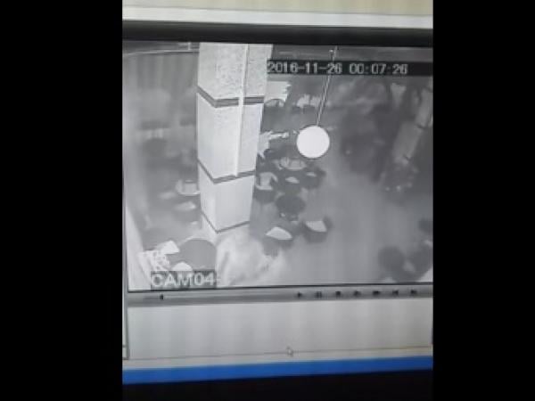 خطير بالفيديو... شاهد كيف سرق لصوص حارس ليلي تحت الضرب بالسلاح الأبيض و"أخبارنا" تكشف معطيات حصرية