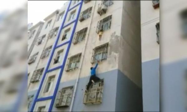 بالفيديو: عنكبوت بشري يتسلق بناء لإنقاذ طفل تدلى من النافذة