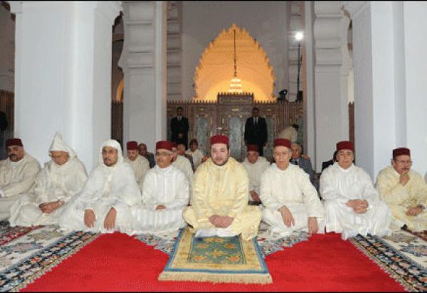 الملك يؤدي صلاة الجمعة بمسجد "الأخوة الإسلامية" بالرباط