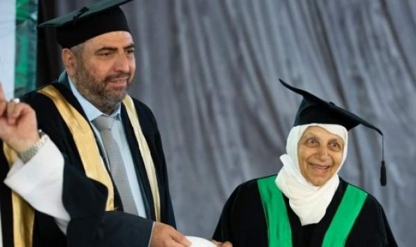 بالفيديو...جدة فلسطينية تحصل على شهادة جامعية في سن 85