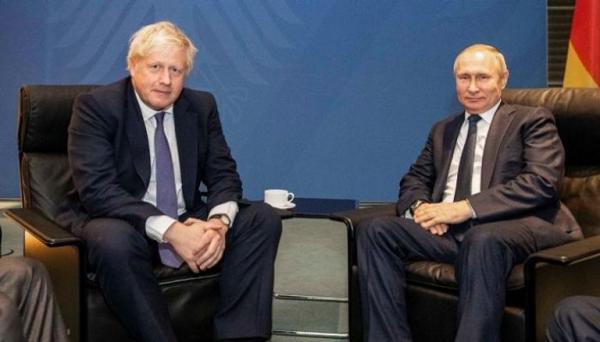 رئيس الوزراء البريطاني السابق "بوريس جونسون" يزعم تهديده من طرف "بوتين" والكرملين يردُّ