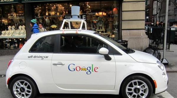 سيارة غوغل ذاتية القيادة تخاطب المشاة قريباً