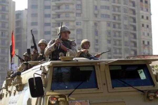 الجيش المصري يقول إنه أحبط هجوما "إرهابيا" على قواته شرقي القاهرة