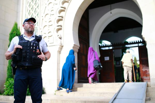 وزير الداخلية الفرنسي: هذا ما سيفعله أئمة مسجد باريس الكبير عقب صلاة الجمعة المقبلة