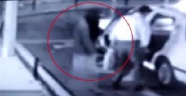 بالفيديو.. لقطات مخيفة لـ«عفريت امرأة» يتعقب رجلا ويركب معه «تاكسي»