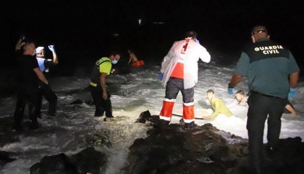 شبان مغاربة يستغلون فرصة نادرة للوصول إلى سبتة المحتلة سباحة متجاوزين المراقبة الأمنية