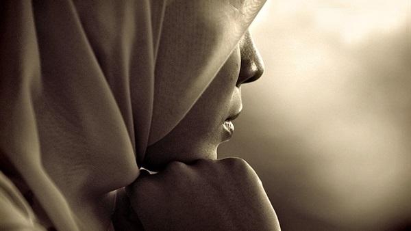هل يجوز للأب إجبار ابنته على الحجاب ومنع النفقة عنها إن لم تفعل؟