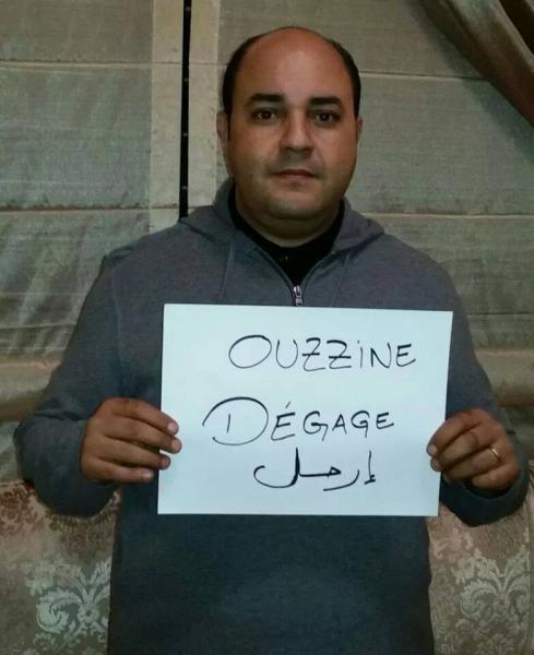 في سابقة من نوعها ، برلماني مغربي يرفع لافتة ويقول : أوزين ارحل