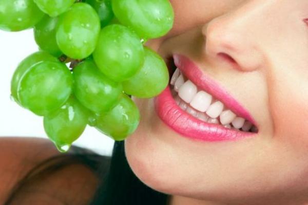 للمقبلات على الريجيم: هذه فوائد العنب الأخضر المذهلة