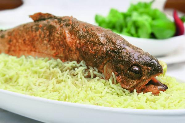 طبق السمك المشوي بالأرز والتمر
