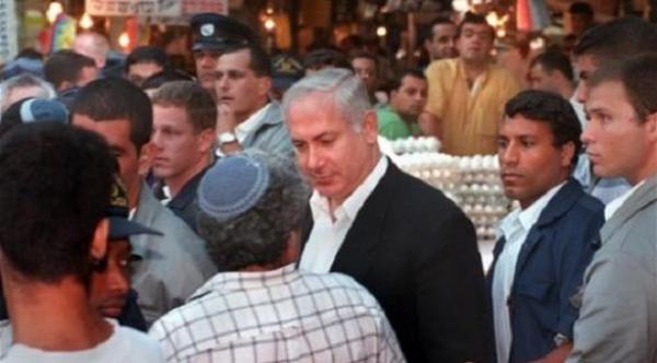  نتانياهو يتوسط الباعة والمواطنين في سوق محنية يهودا بحثاً عن الشعبية (المصدر) 
