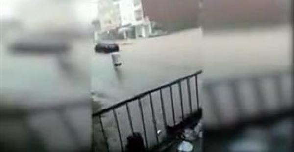 بالفيديو.. لحظة جرف مياه الأمطار لطفلة في تونس