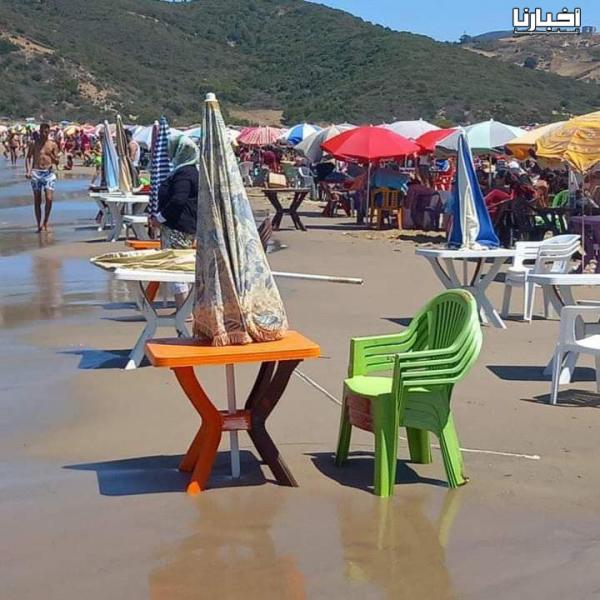 عندما يتم احتلال الشاطئ كليا من طرف اصحاب كراء المظلات
