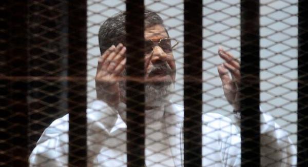 محكمة مصرية تقضي بإعدام مرسي و القرضاوي وأكثر من 80 آخرين