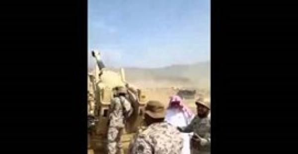 بالفيديو .. إمام الحرم المكي يشارك الجنود في قصف مواقع الحوثيين