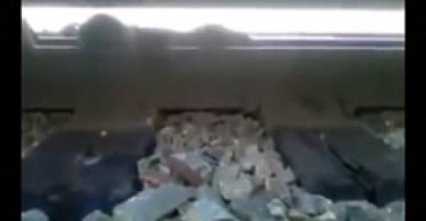 بالفيديو.. شاب يخرج من تحت عجلات قطار مسرع بدون أن يصاب بأذي