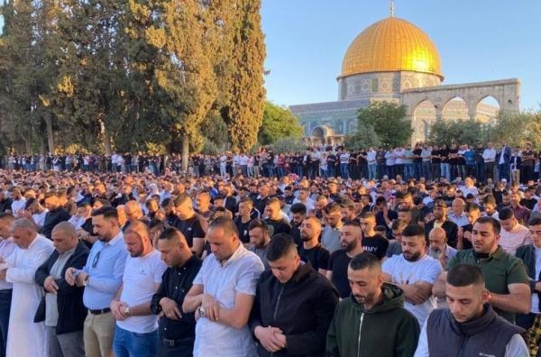رغم الضرب والقمع والاعتقالات.. أزيد من 40 ألف فلسطيني يؤدون صلاة العيد بالأقصى الشريف