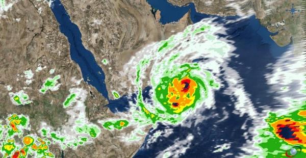 إعصار "مكونو" يضرب السواحل العمانية بشدة و أنباء عن تسجيل حالة وفاة