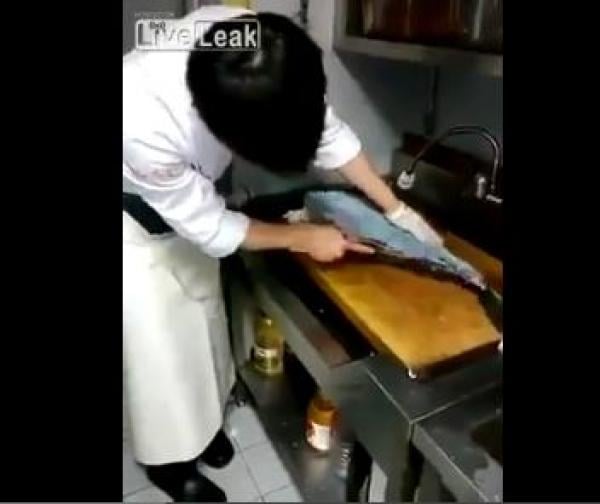 بالفيديو: سمكة تبقى حية بعد قطع رأسها وتنظيف أحشائها