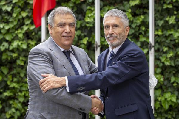 بعد "أحداث مليلية".. لقاءٌ مُرتقبٌ بين وزير الداخلية المغربي ونظيره الإسباني في الرباط